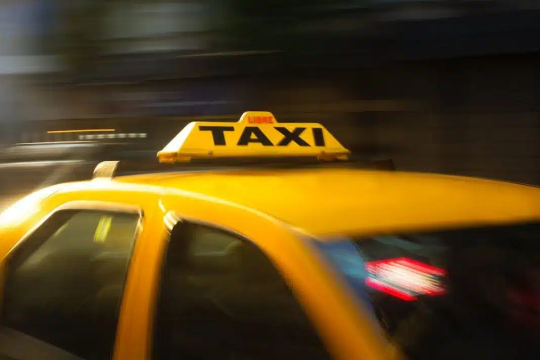taxi apergia simera aurio athina lewforeia metro